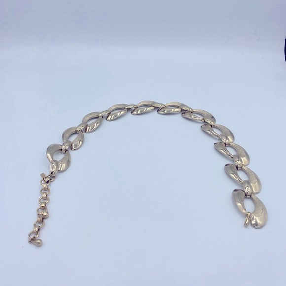 Vintage Monet Signed Gold Tone Textured Circular Design Collar Style Necklace - Picture 6 of 7